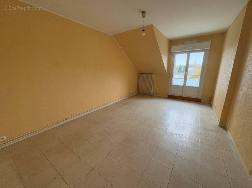 Appartement à AVOINE