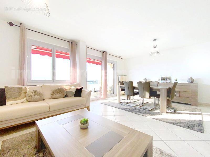 Appartement_T4_Transforme_en_T3_Annemasse_belle_superficie_prix_frontière_Suisse_direction_GENEVE_autoroutes_investissement_locatif_vente_vue_séjour_cuisine_separee_ - Appartement à ANNEMASSE