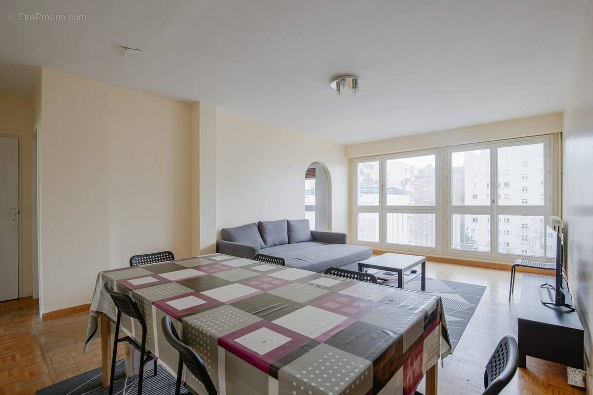 Appartement à COURBEVOIE