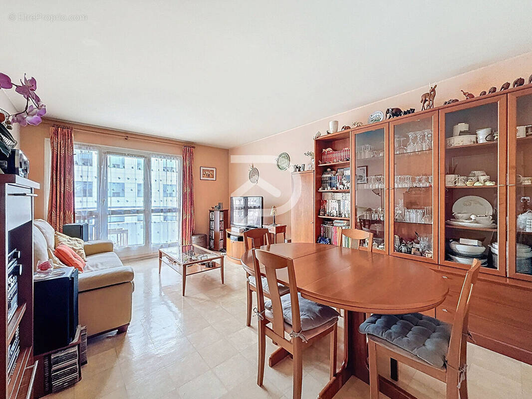 Appartement à COURBEVOIE