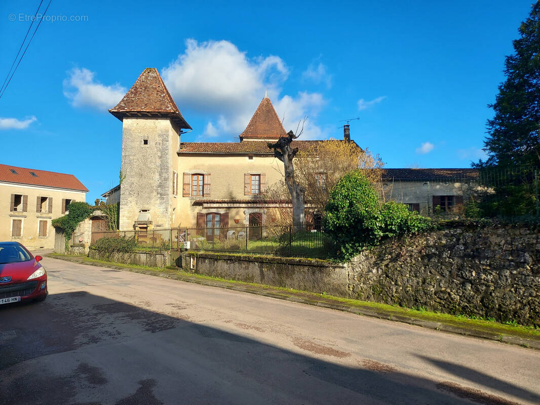 Maison à CHAMPAGNAC-DE-BELAIR