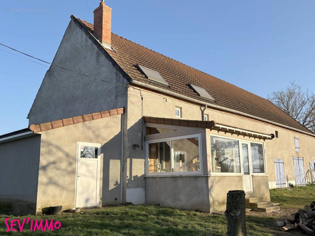 Maison à CREUZIER-LE-NEUF