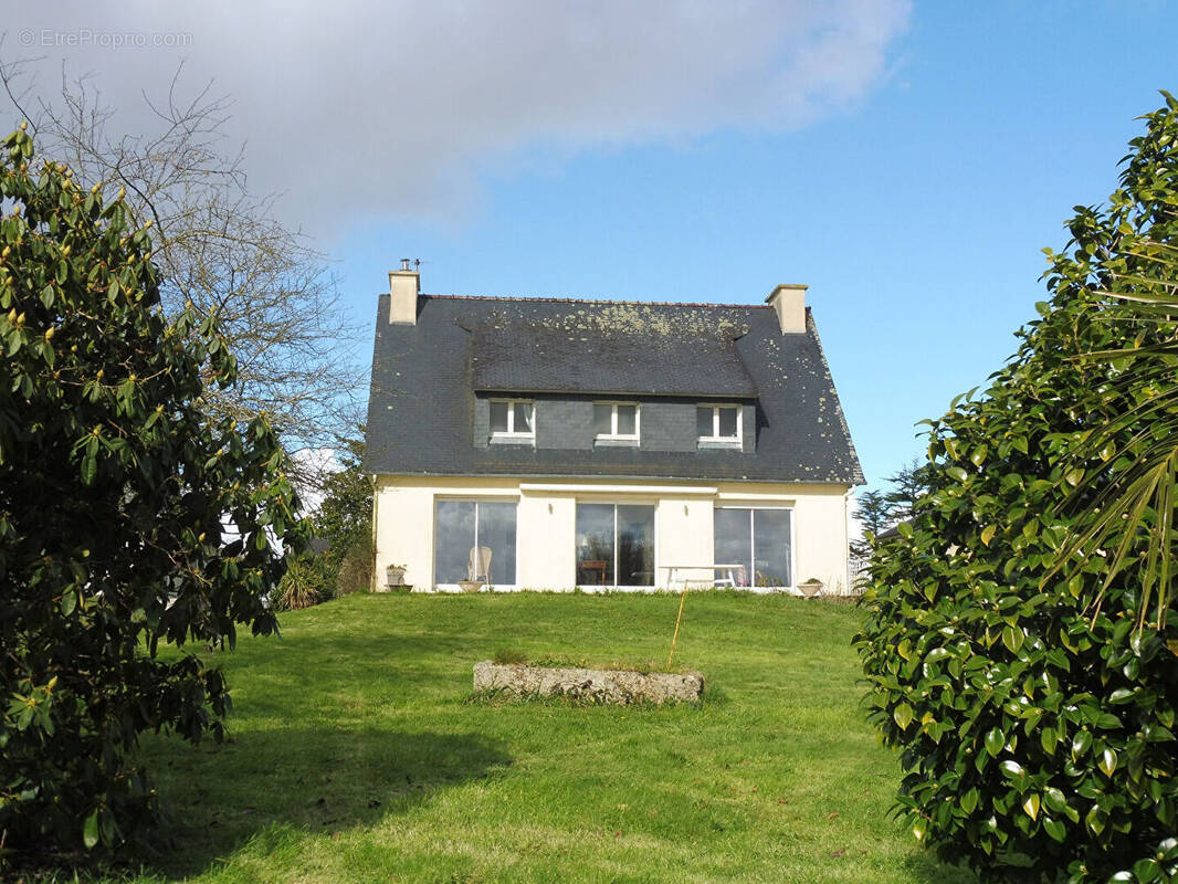 Maison à CHATEAUNEUF-DU-FAOU