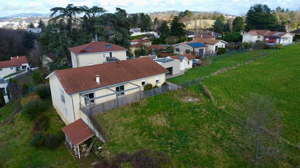 Maison à SAINT-GENIS-LAVAL