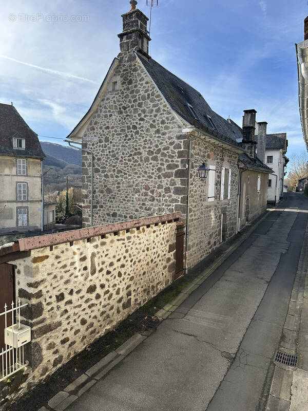 Maison à VIC-SUR-CERE