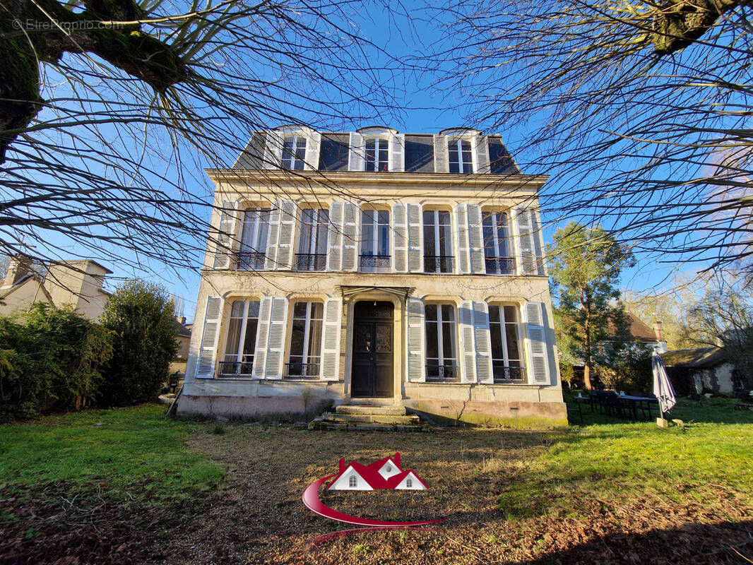 Maison à CHERISY