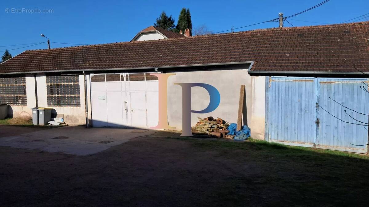 Parking à PARAY-LE-MONIAL