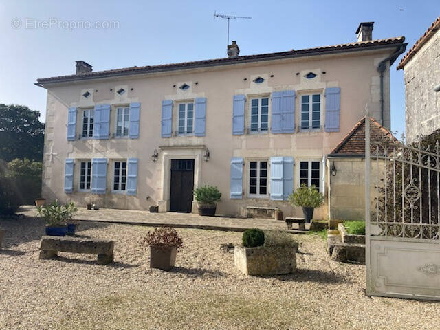 Maison à MONTIGNAC-CHARENTE