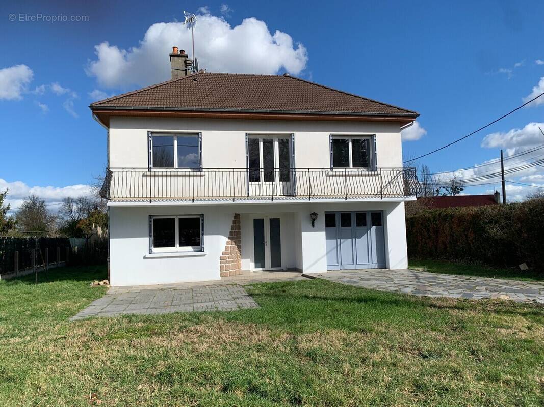 Maison à CREUZIER-LE-NEUF