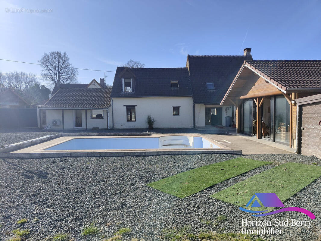 Façade arrière / piscine et chalet - Maison à CLUIS