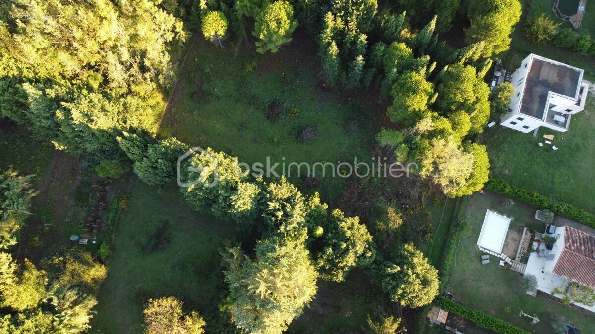 Terrain à SAINT-LAURENT-DES-ARBRES