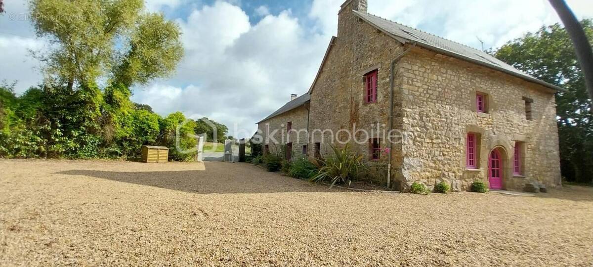 Maison à COMBOURTILLE