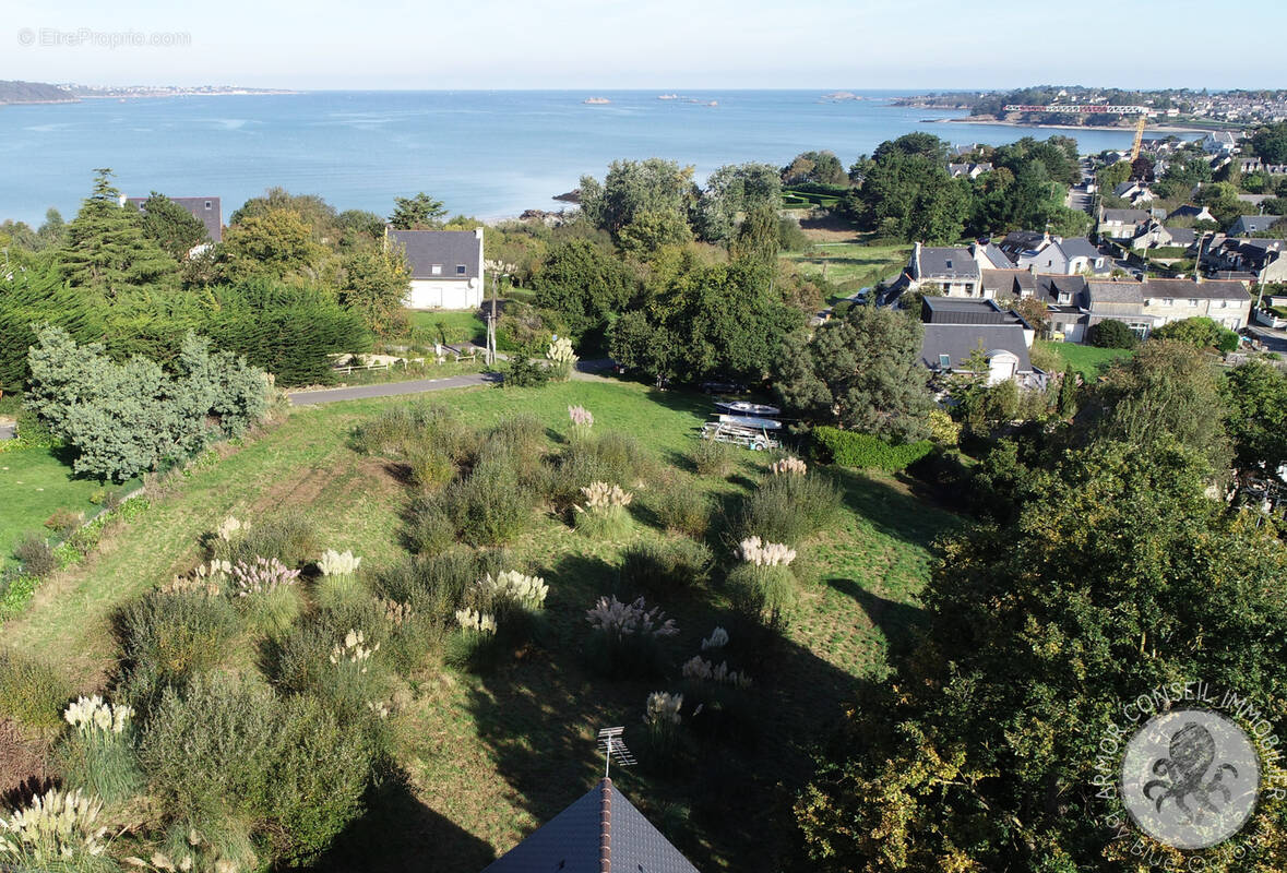 Terrain à SAINT-JACUT-DE-LA-MER