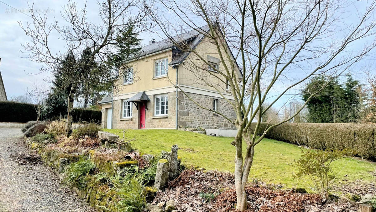 Maison à SAINT-GERMAIN-DE-TALLEVENDE-LA-LANDE-VAUMONT