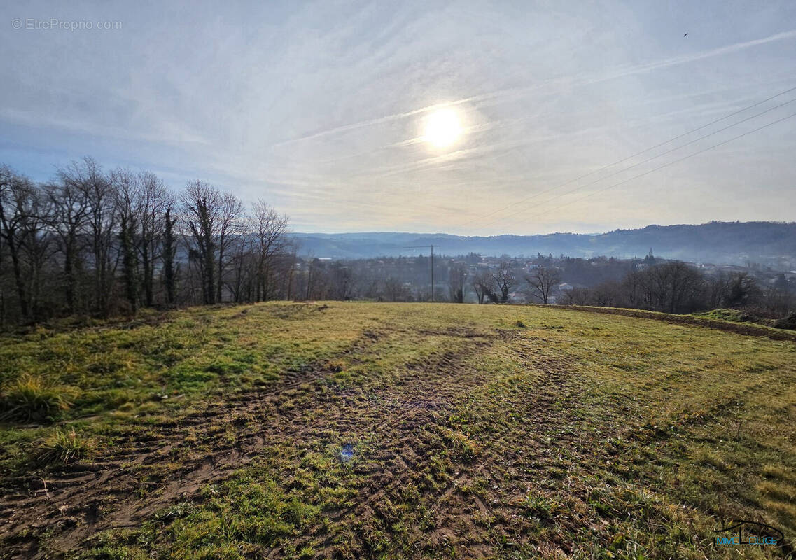 Terrain à LIVINHAC-LE-HAUT