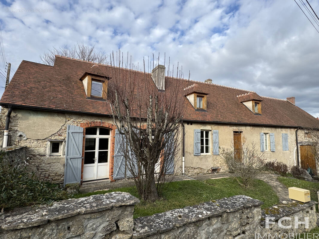 Maison à CREUZIER-LE-NEUF