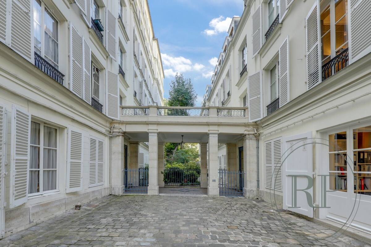 Appartement à PARIS-7E