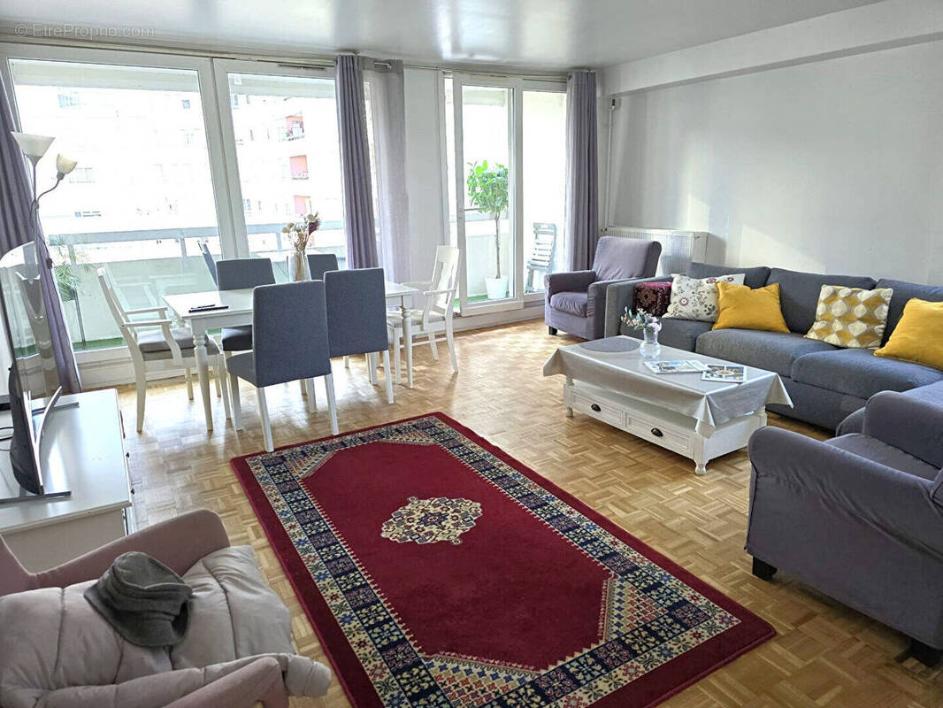 Appartement à COURBEVOIE