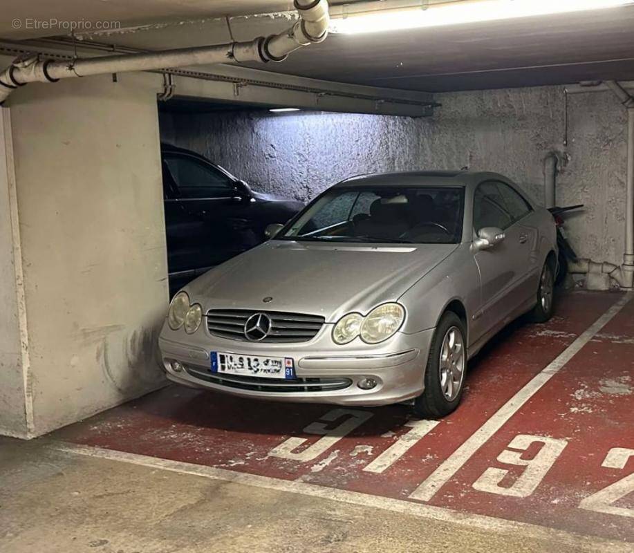 Parking à PARIS-8E