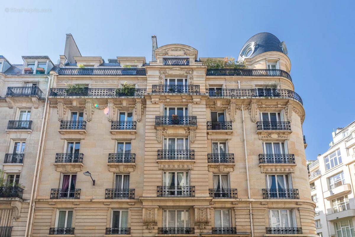 Appartement à PARIS-16E