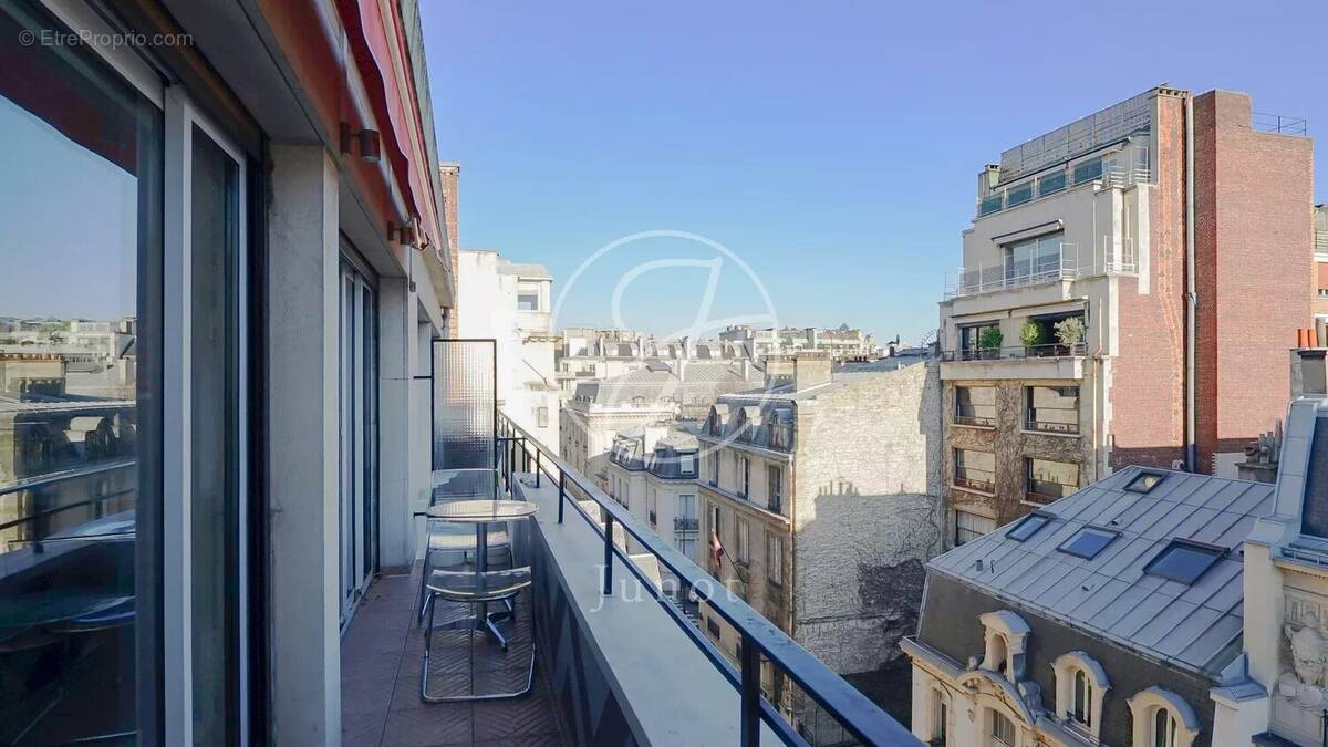 Appartement à PARIS-16E