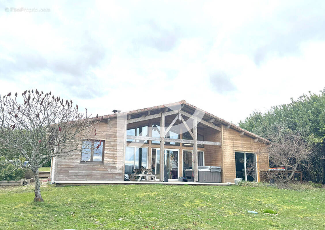 Maison à LA CHAPELLE-AUBAREIL