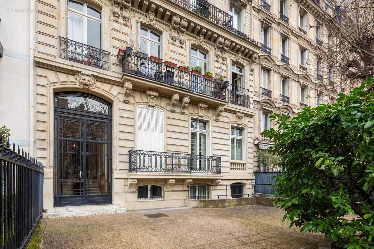 Appartement à PARIS-16E