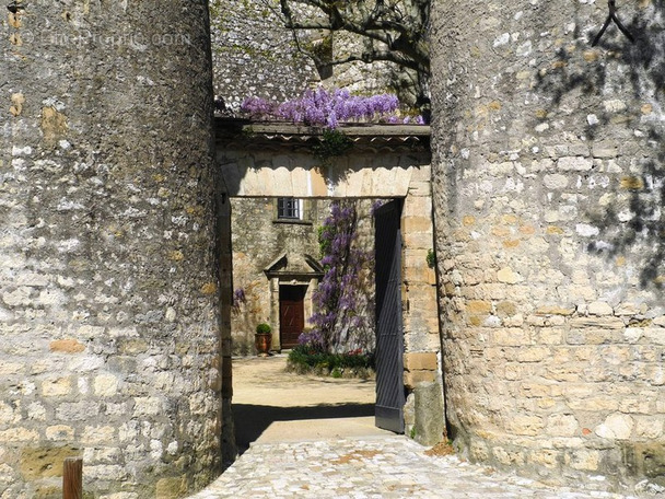 Maison à SAINT-CHAPTES