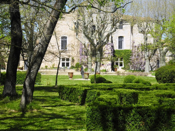 Maison à SAINT-CHAPTES