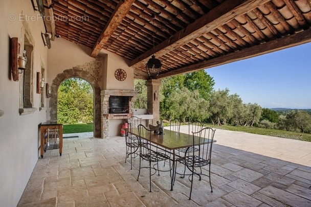 Maison à CHATEAUNEUF-GRASSE