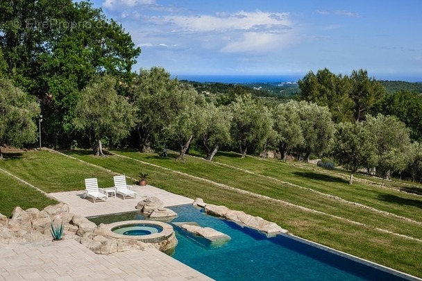 Maison à CHATEAUNEUF-GRASSE