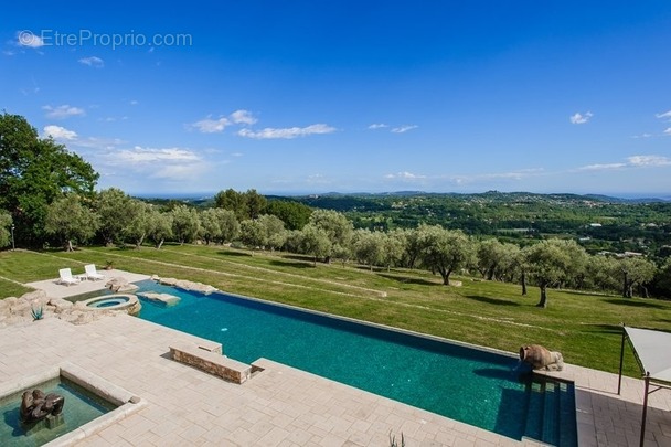 Maison à CHATEAUNEUF-GRASSE