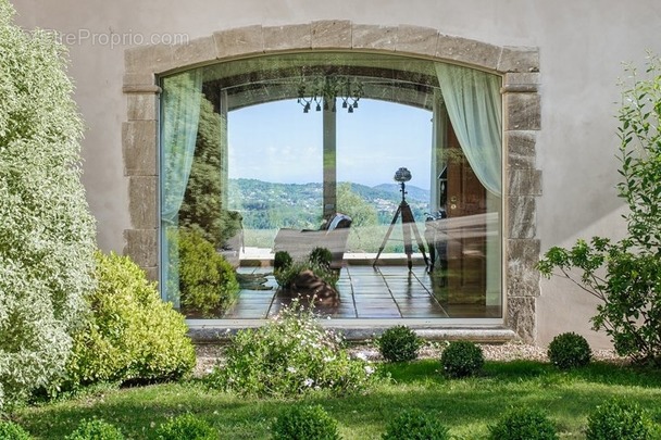 Maison à CHATEAUNEUF-GRASSE