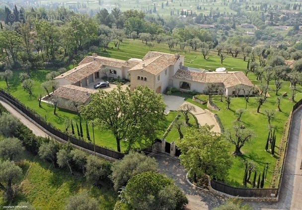 Maison à CHATEAUNEUF-GRASSE