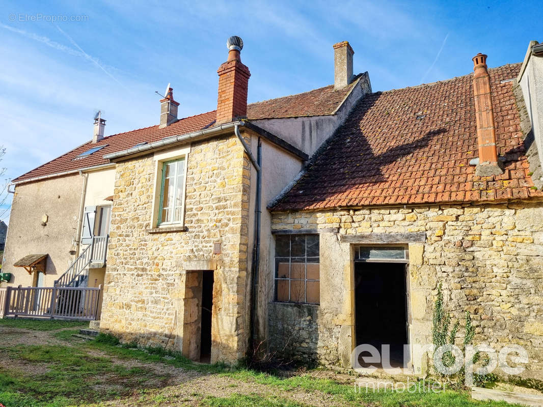 Maison à NUARS