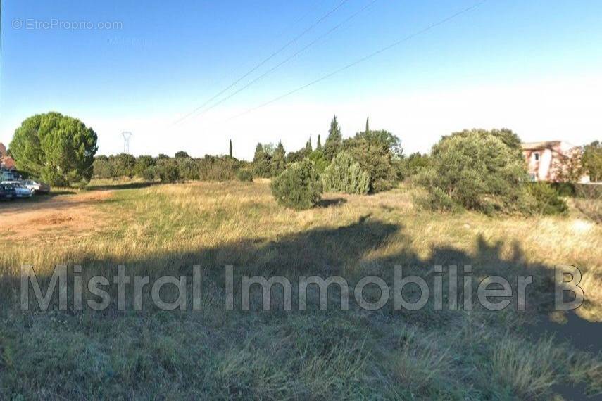 Terrain à LAUDUN-L&#039;ARDOISE