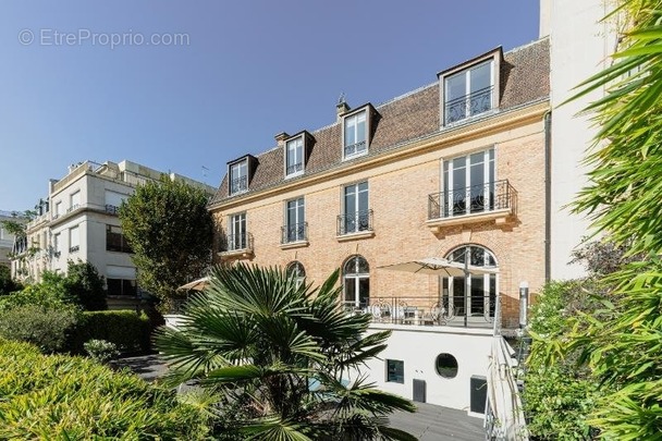 Appartement à NEUILLY-SUR-SEINE