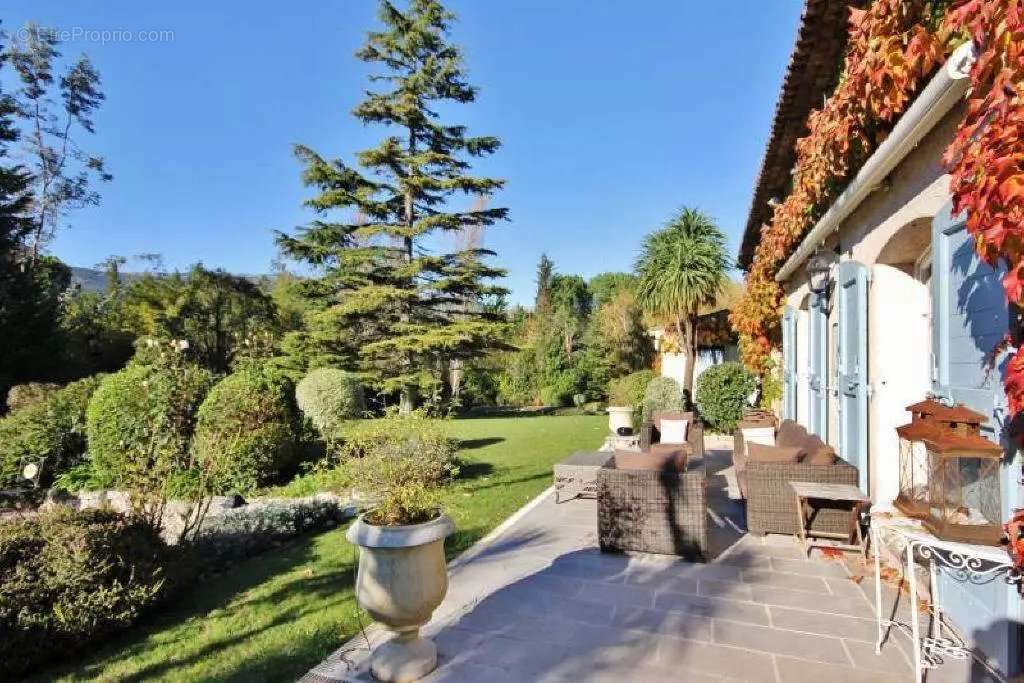 Maison à CHATEAUNEUF-GRASSE