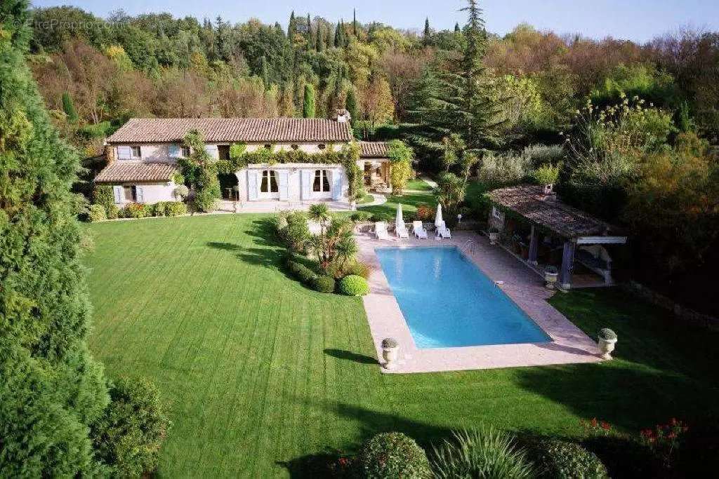 Maison à CHATEAUNEUF-GRASSE