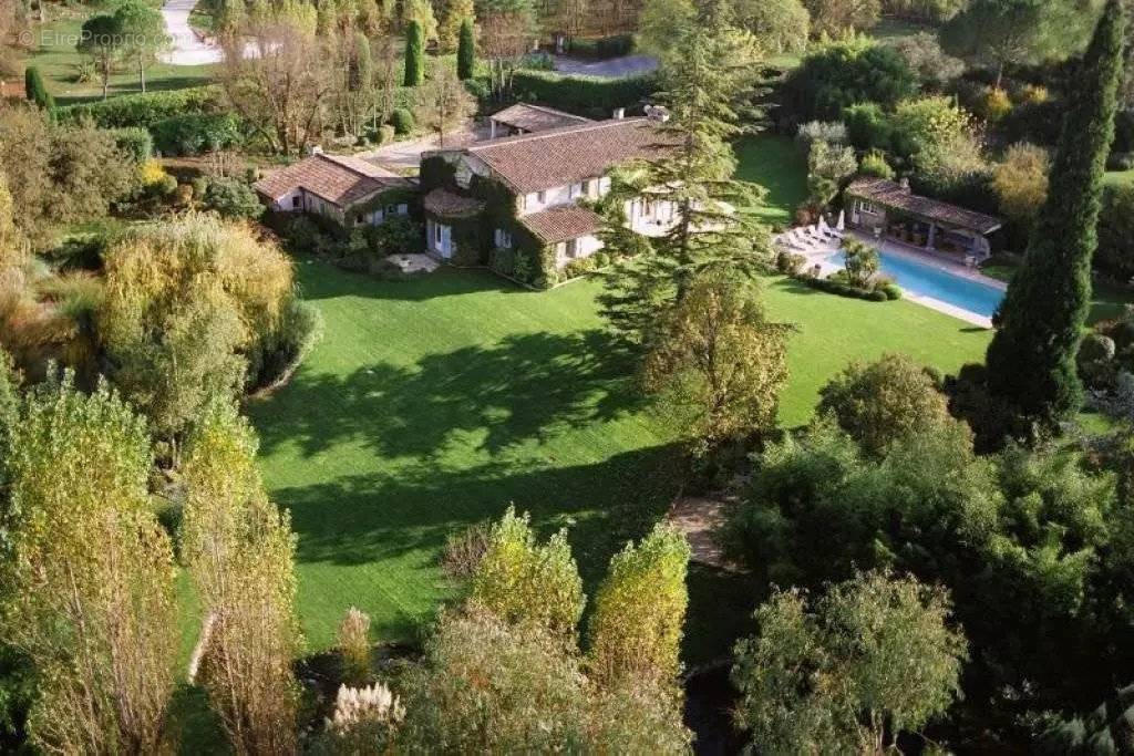 Maison à CHATEAUNEUF-GRASSE